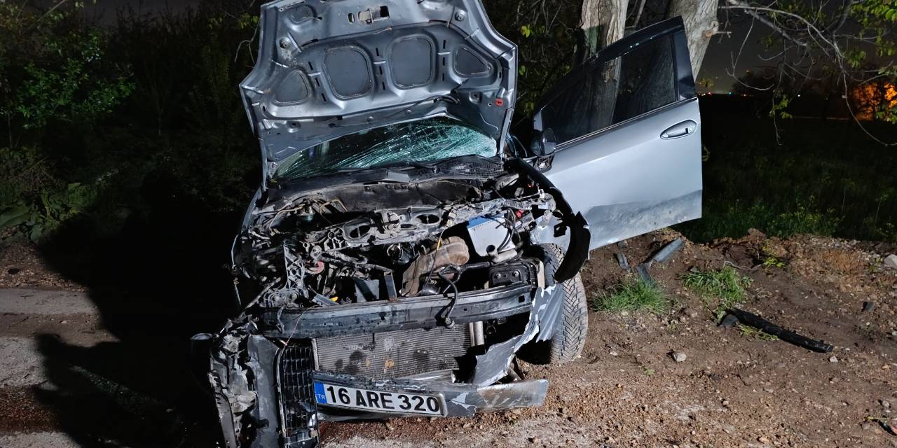 Motosiklet ile otomobil kafa kafaya çarpıştı: 2 ağır yaralı