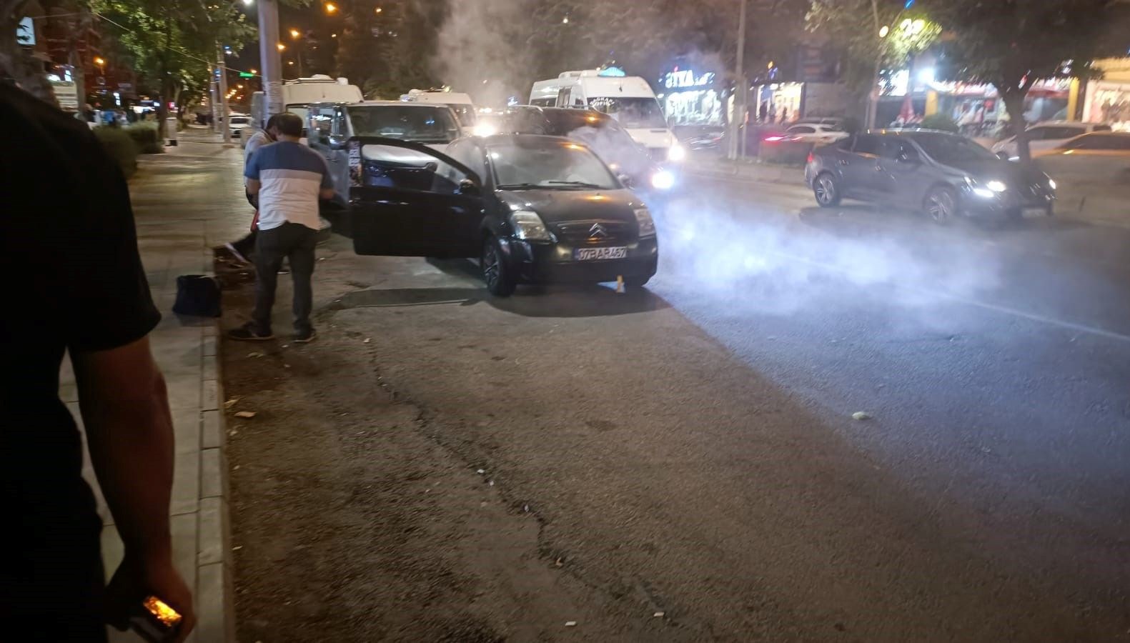 duman yukselen otomobil alev almadan sonduruldu ZkvwUyIS