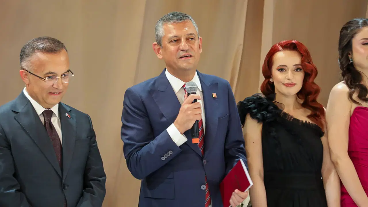 ozgur ozel gaziantepte nikah torenine katildi hem kiz tarafi hem oglan tarafi bizden seIEJ2DG