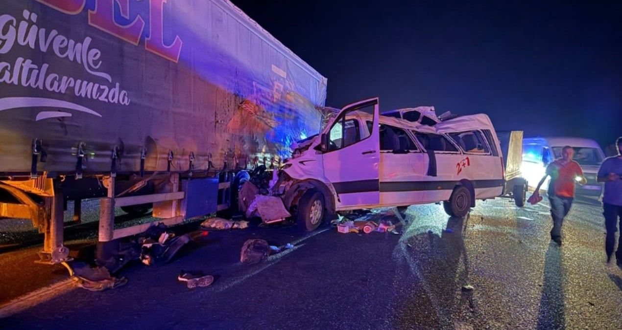 son dakika tarsusta can pazari tarim iscilerini tasiyan minibus tira carpti 3 olu 16 yarali XdZbAfmk