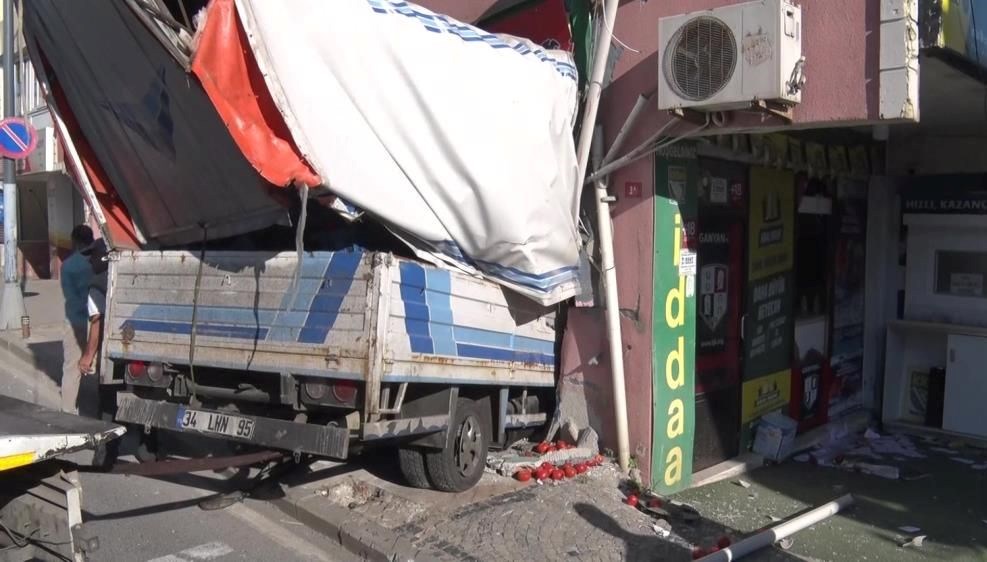 uskudarda kaza kamyonet is yerine girdi HPMJzXJB