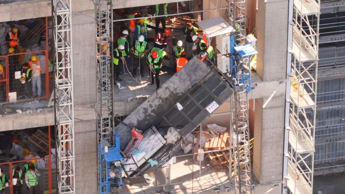 bahcelievlerde ariza yapan insaat asansorundeki isciler kurtarildi KhsEqvUt.jpg