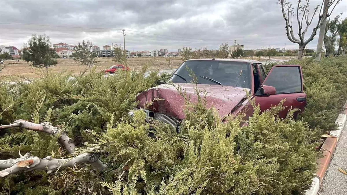 karamanda tofas otomobili kaza yapti baba ve kizi yaralandi XuJ1GmlJ.jpg