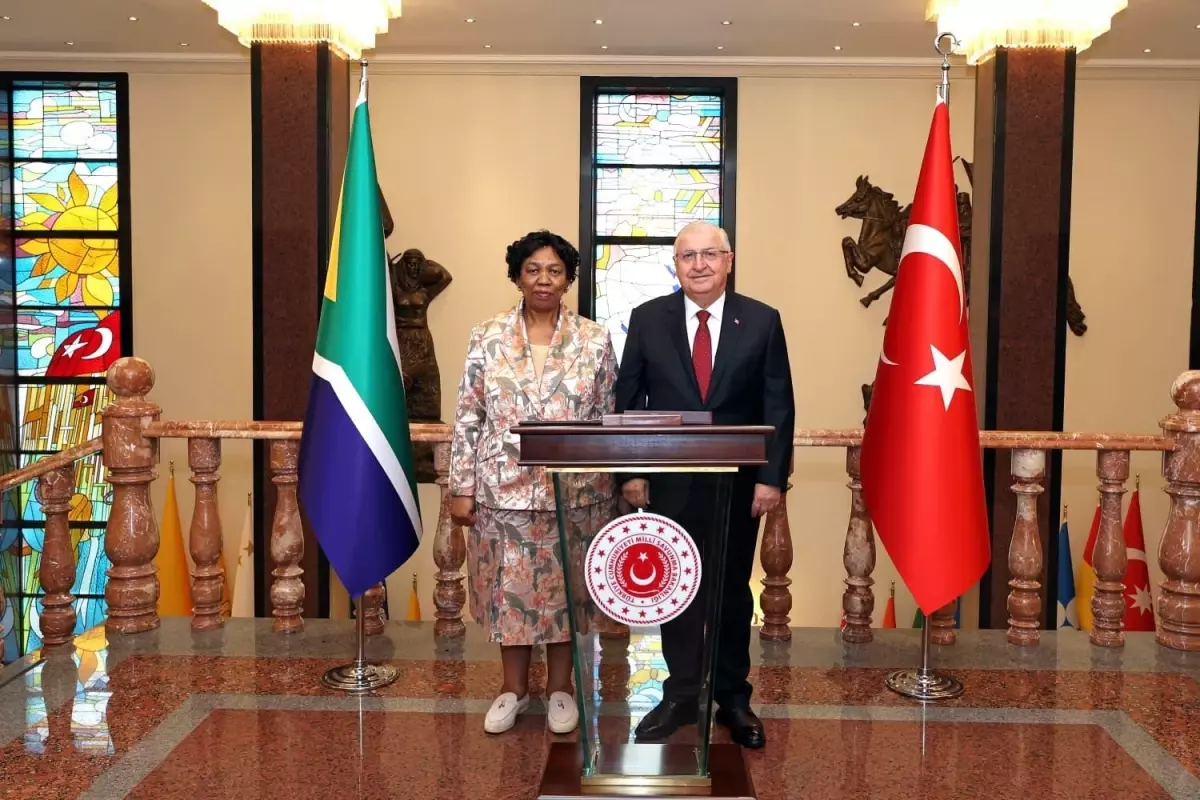 milli savunma bakani yasar guler guney afrikali mevkidasi ile bir araya geldi MBNNVlN6.jpg
