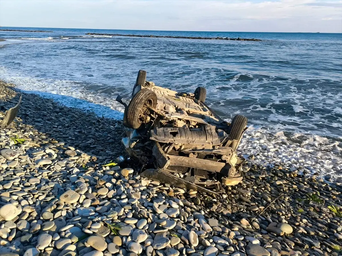samsunda otomobilin deniz kenarina devrilmesi surucu yaralandi XH2eZjkI