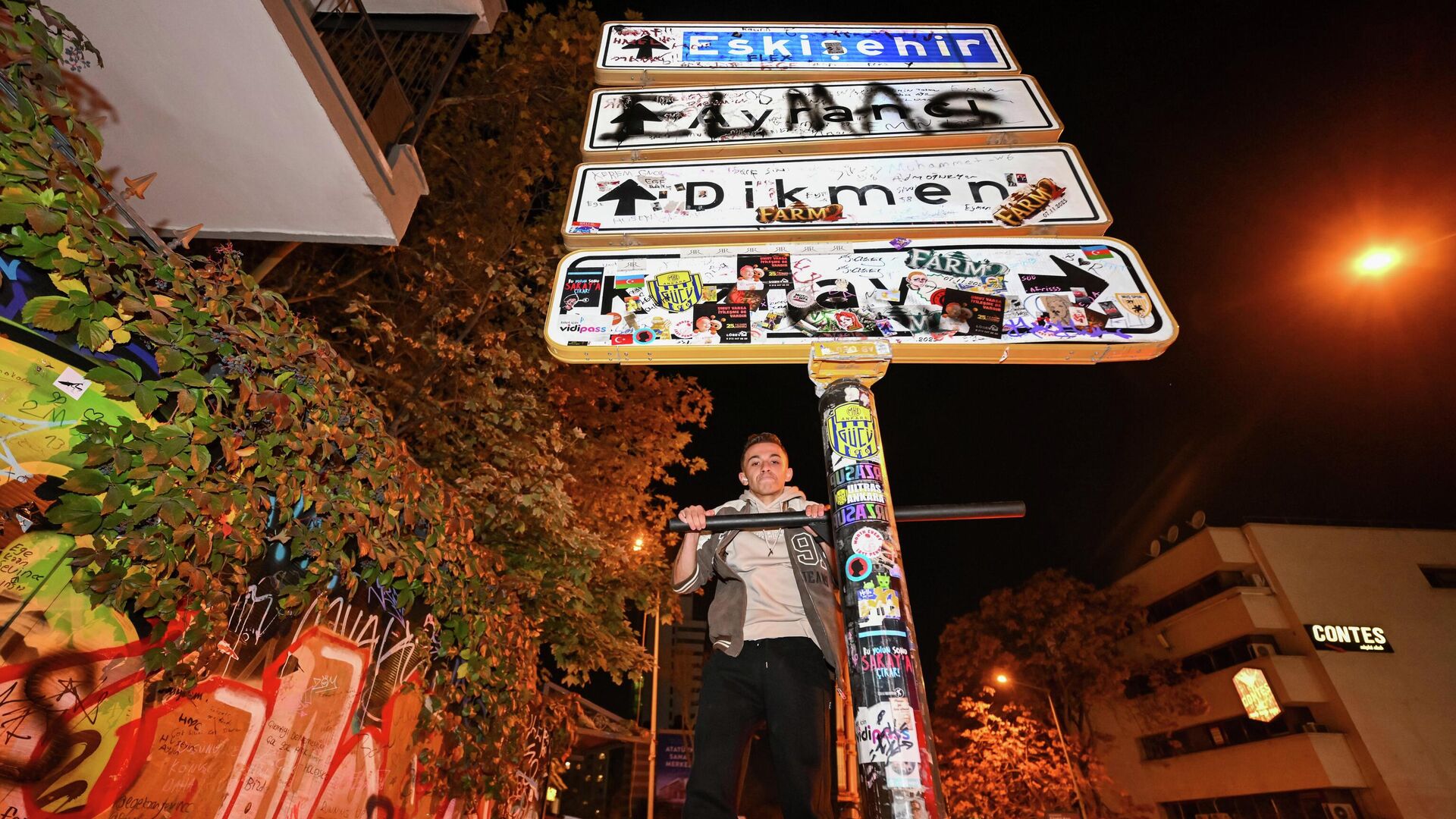 ankaralilara kizilay tabelasi dayanmiyor belediye tabela yine dusmesin diye genclerin asilmasi icin barfiks koydu NlsgAylb.jpg