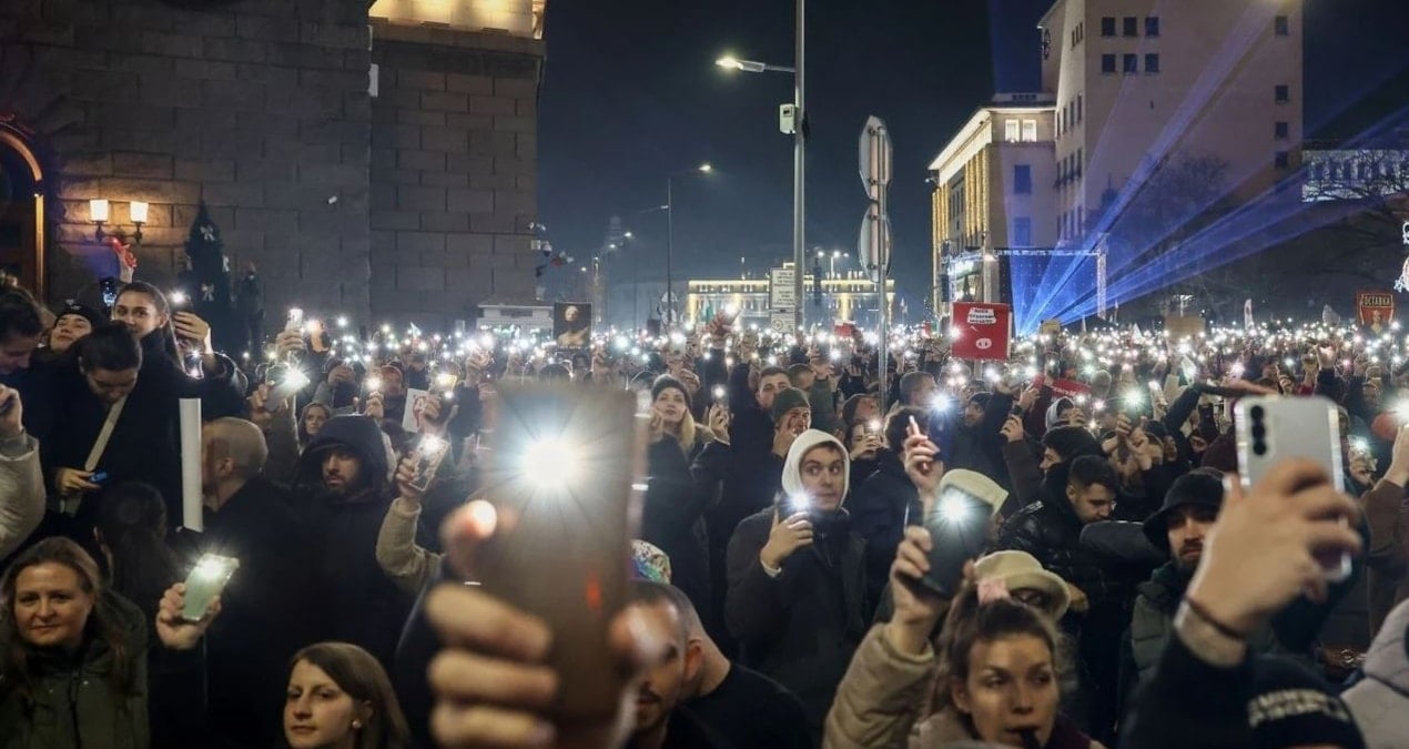 Euro’ya geçip rahat edeceklerini düşünüyorlardı! Komşuda halk hükümeti devirdi
